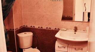 Гостиница Гостевой дом «Торговая» Головинка Трехместный номер с ванной комнатой-3